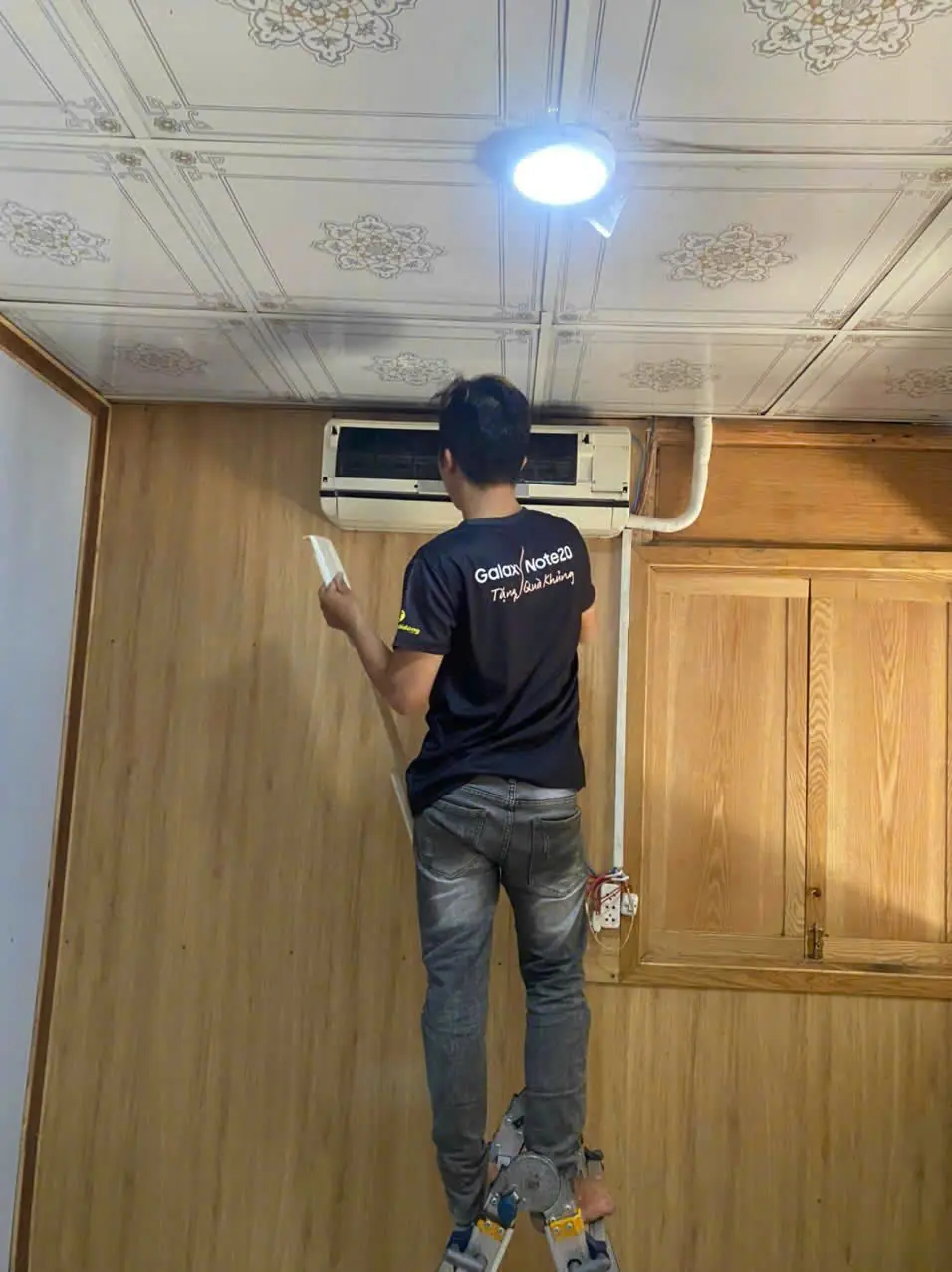 vệ sinh máy lạnh treo tường