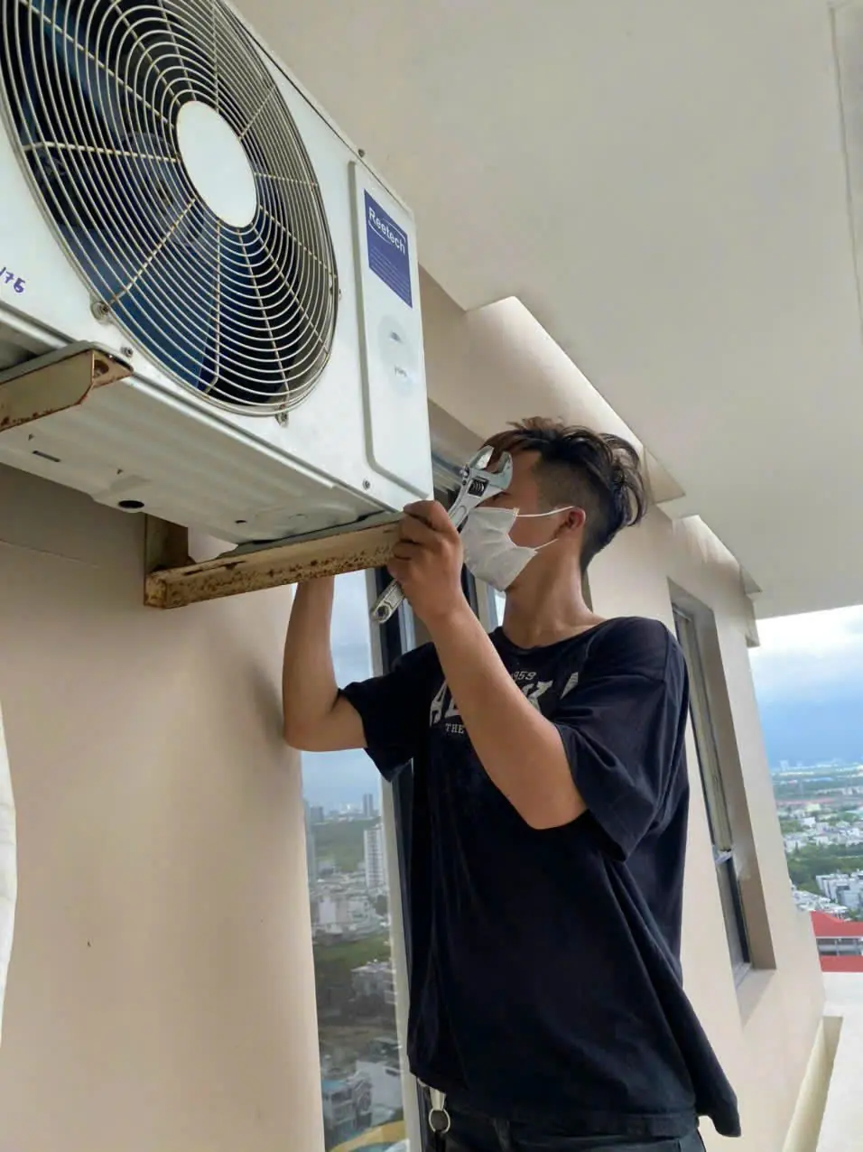 sửa m&aacute;y lạnh treo tường