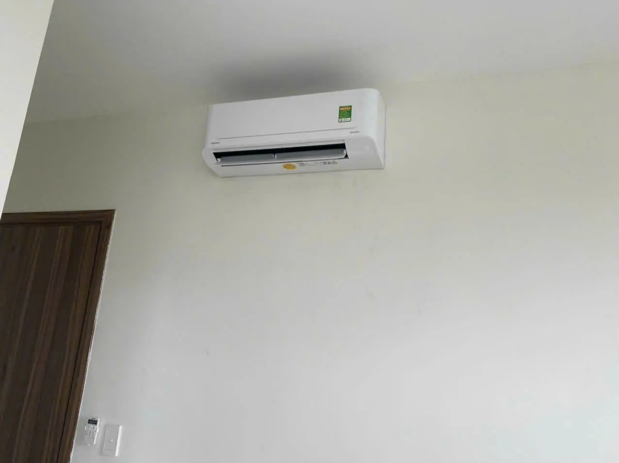 vệ sinh máy lạnh treo tường